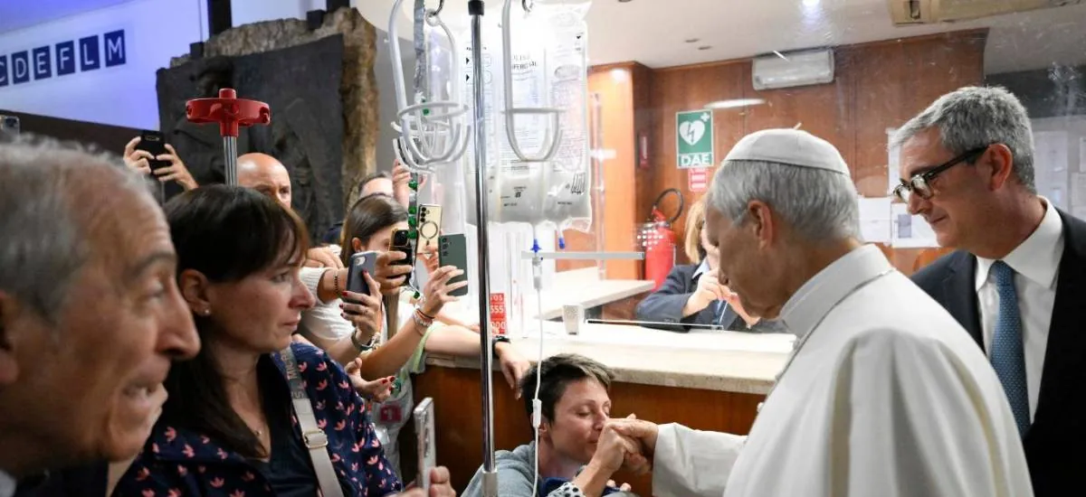 El papa León XIV abandona el hospital Gemelli de Roma tras la operación por un cáncer