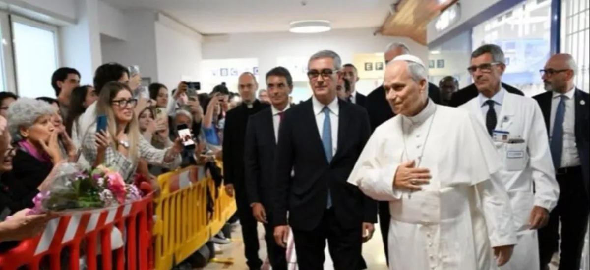 León XIV sale del hospital y regresa al Vaticano tras una operación por cáncer de pulmón