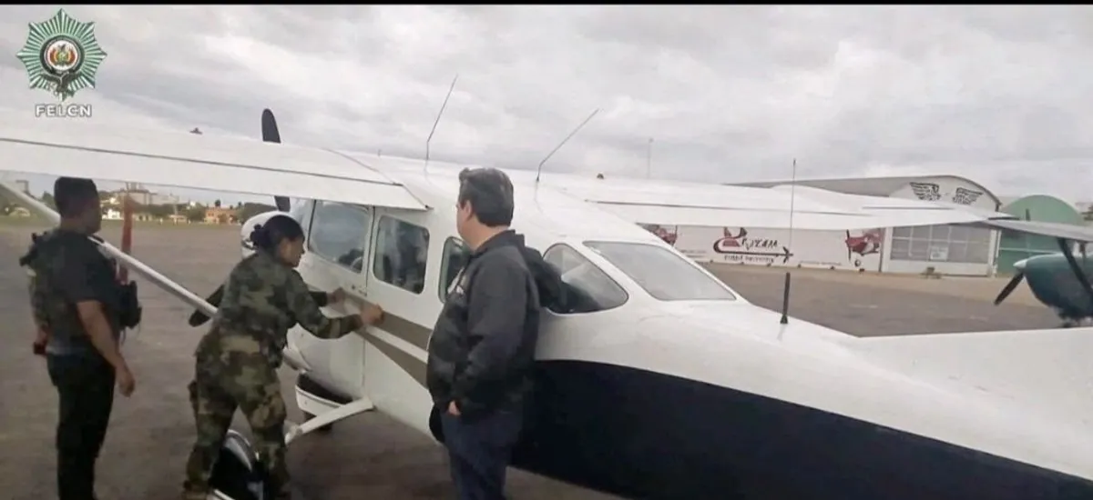 Liberan a piloto hallado con fajos de dólares a la espera del microaspirado