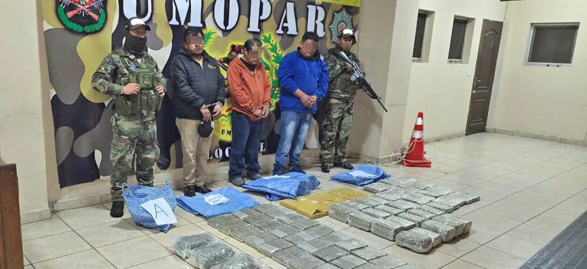 Envían a la cárcel a dos choferes y al ayudante de un bus que transportaba 86 kilos de marihuana