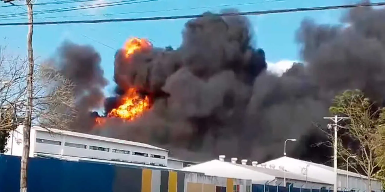 Incendio en Parque Industrial de Santa Cruz: Alcaldía y Policía coordinan acciones para mitigar el fuego