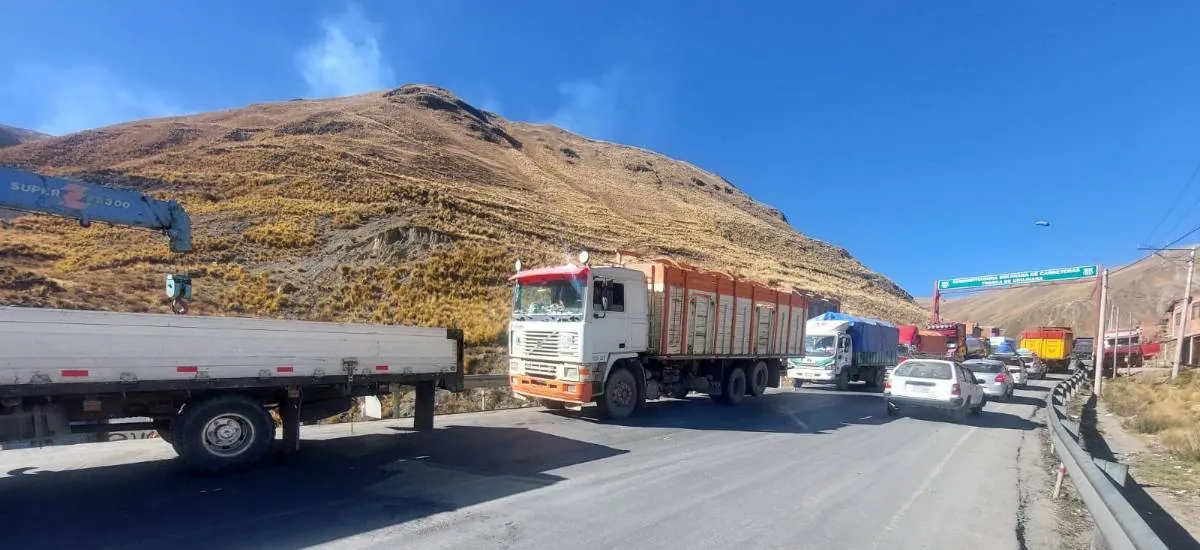 “Las filas son tremendas”: Choferes denuncian escasez de combustible en los Yungas de La Paz