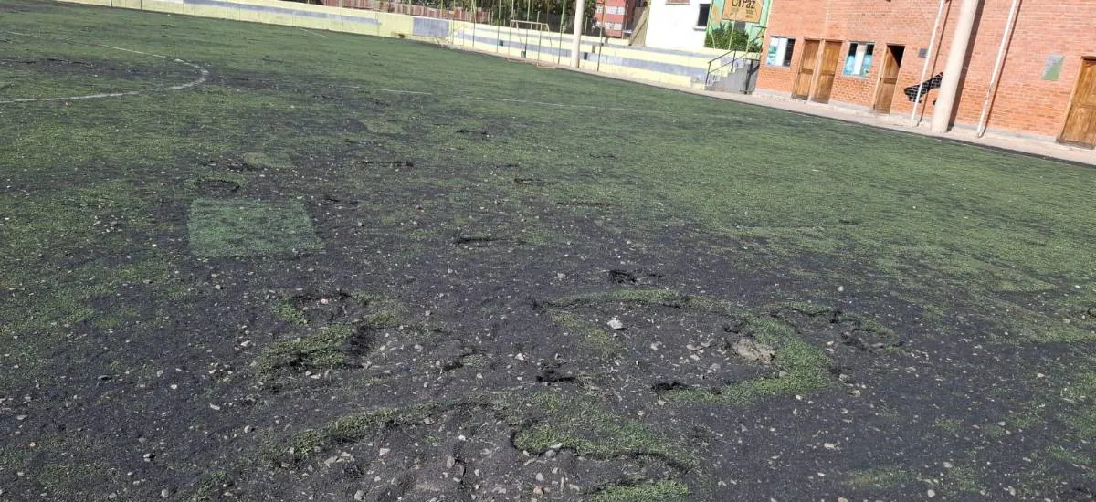 Cazador Urbano: Deportistas denuncian huecos y el mal estado de una cancha de césped sintético en La Paz