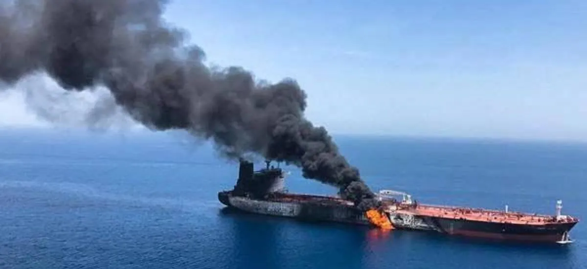 Irán informó que un petrolero explotó tras chocar con una mina marina en el Estrecho de Ormuz