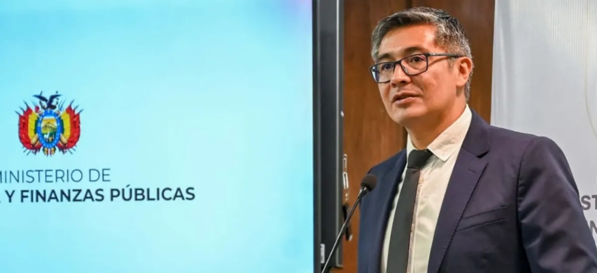Espinoza pide al Legislativo reprogramar su interpelación por viajes a Santa Cruz y Brasil